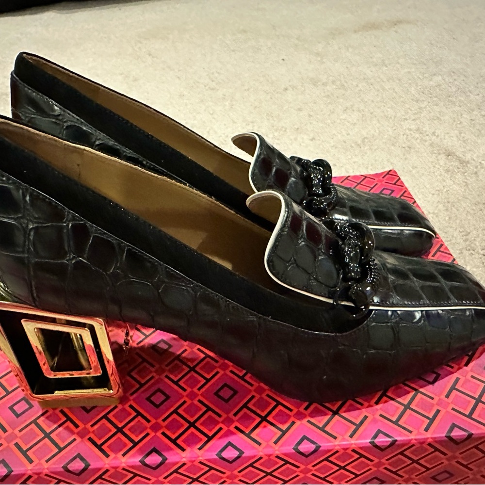Tory Burch Black Croc-Embossed loafers size 8, new with box
